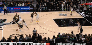 打的什么玩意？马刺有绝杀机会 结果15秒用完就堪堪过了半场