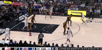 喂在干嘛？海兰德底角接球慢慢出手三分 被大帽出底线！