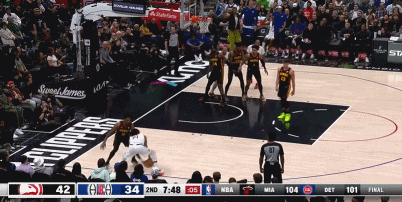 退而不防？杰伦-约翰逊四分卫长传 越过快船所有人助攻扣篮