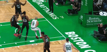 有点危险！艾维追防怀特犯规 直接从后者头上跨过