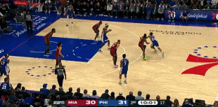 正面硬刚！布莱恩特大帽乌布雷暴扣 球直接卡篮脖子