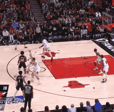 脚踝终结者！里斯突破晃倒庄神 冷静放篮轻取两分！