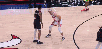 亏大了！西蒙斯命中三分 可惜被卡鲁索提前犯规不算