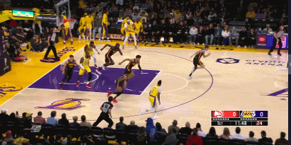 这么炸裂？杰伦-约翰逊几乎飞跃里夫斯头顶完成隔扣&造成犯规