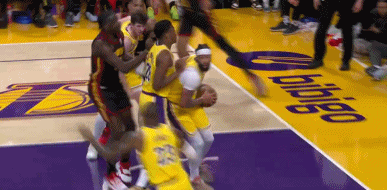 詹姆斯快攻坦克上篮+里夫斯偷鸡连续打成2+1！湖人15-2打停老鹰