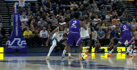 好在无碍！新秀乔治对抗中伤到手部 更衣室治疗后已回场