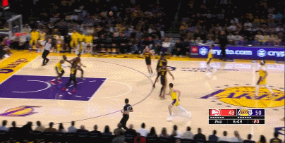 詹姆斯快攻大打小强硬上进 里夫斯马上贡献抢断+背传再助老詹暴扣