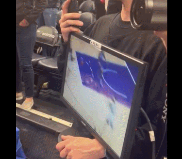 吓得哇哇叫！华子：OMG！这是我生涯最佳扣篮 我手指都脱臼了