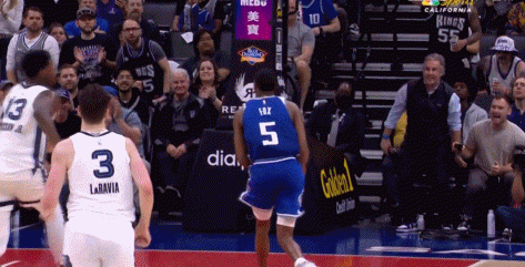 扣篮盛宴！蒙克接福克斯传球空中双手炸扣 激情拽筐庆祝