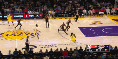 打卡了？普林斯快攻接詹姆斯助攻追身三分命中 湖人已领先31分