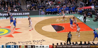 仙人指路-MAX！东契奇吸引三人包夹 神仙脑后传球助攻三分！