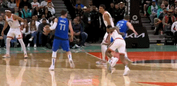 这场面我真没见过！东契奇撤步三分 被文班超长臂展给帽了！