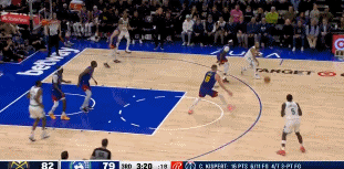 气氛组组长爱德华兹慢三步打进 随后绕场庆祝露迷人微笑