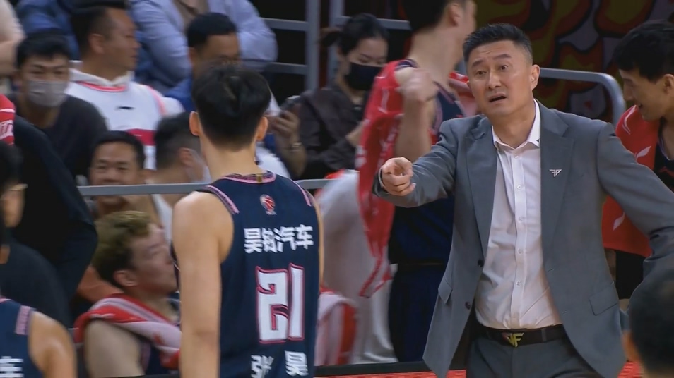 张昊压哨单打踉踉跄跄没进 杜锋疑似怒骂“早上好”