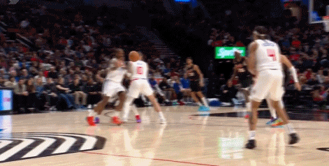 表情痛苦！小卡左手被亨德森别了一下！