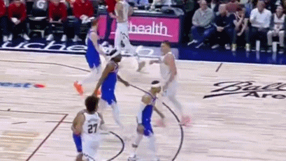 真·脑后长眼！哈特&迪文两次偷偷夹击约基奇 后者不看人传球化解