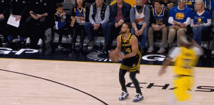 库里三分被盖 手臂被明显打到但裁判没吹