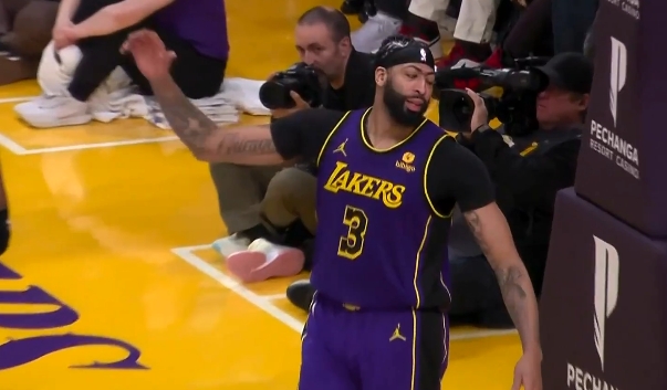 浓眉回防干扰乌布雷上篮被吹犯规 哈姆挑战&挑战成功双方跳球