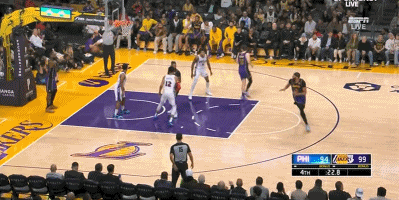 险些酿成大祸！詹姆斯给浓眉发球被马克西直接抢断 可惜三分没进