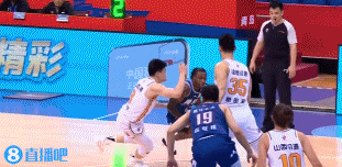 没啥事！张春军倒地抢球受伤 被扶出场&之后再返场