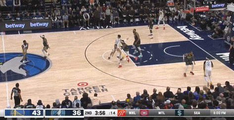 外星手感！库里三分线内一步超远抛投！