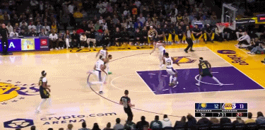 禁飞区！湖人防守中上演连环“空接”盖帽