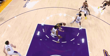 怎么说？麦康纳突破后仰中投三不沾&裁判吹湖人犯规 哈姆挑战成功