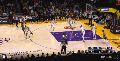 詹姆斯卡位上篮被内史密斯摁帽 指着自己的手腕向裁判示意&捂脸