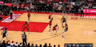 范弗里特防守中对贾巴里-沃克犯规 领到第5犯下场！