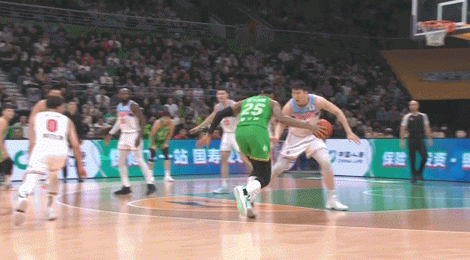 防得可以！李炎哲顶防莫兰德 迎面送出大帽