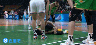 别有事啊！赵继伟抢板落地崴脚 被搀扶离场