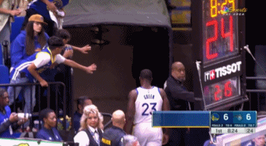 追梦被驱逐离场 球员们都坐在替补席 库里站着显得很无奈