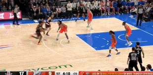 兰代尔进攻被压倒地&阿门捡到球双手暴扣 兰代尔还被打脑袋很疼啊