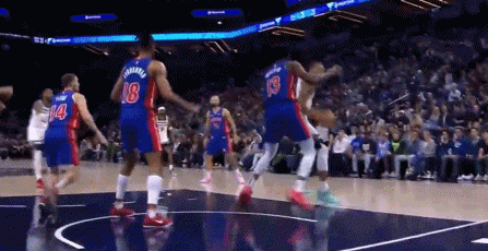 轻松拿捏！戈贝尔摘下篮板一路对抗 怼开怀斯曼双手灌筐