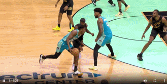 米勒借掩护三分命中&裁判吹踢腿进攻犯规 黄蜂挑战成功&三分算进