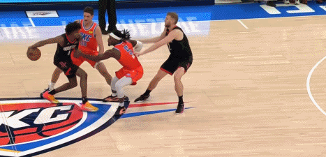 多特快攻上篮杰伦-格林追防背后推人 裁判回看后吹罚普通犯规