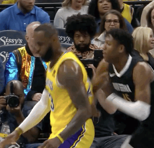 联盟最老打最年轻！詹姆斯单吃GG-杰克逊 翻身后仰跳投得手