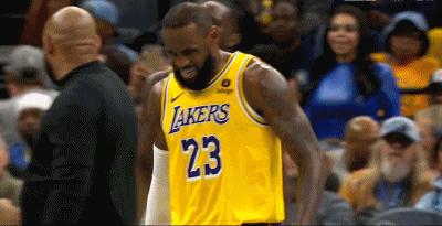 养生一点不行吗！詹姆斯突破起飞被拉翻倒地 龇牙咧嘴表情不适