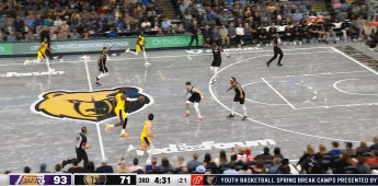 左手帅气直塞助攻DVD！詹姆斯两节半达成三双