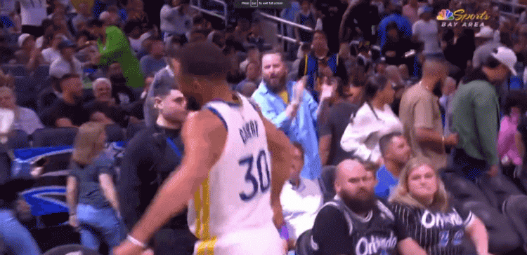 库里关键三分后比晚安手势 随后回到替补席直接踢翻椅子