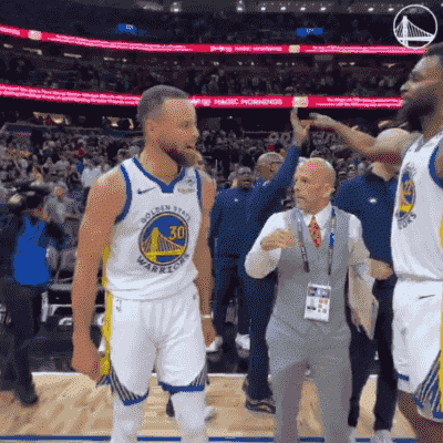 鼓励队友！库里赛后朝着嘴哥兴奋大喊：加油啊维金斯！