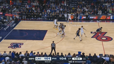 76人关键发球 马克西摔倒了！科菲捡到球2罚1中！