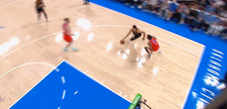 阿伦上篮辅助手打到杰林-威廉姆斯要害部位 后者回到更衣室