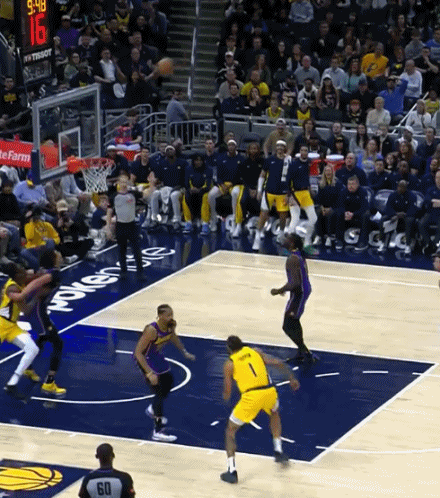 吃我一拳！詹姆斯爆锤篮球一拳 助攻拉塞尔上空篮！