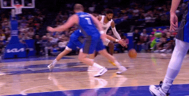 乔治炸裂隔扣飞了被吹进攻犯规 但大瓦疑似有踩线