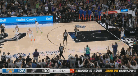 字母满脸问号？文班将比赛用球大力甩给球迷