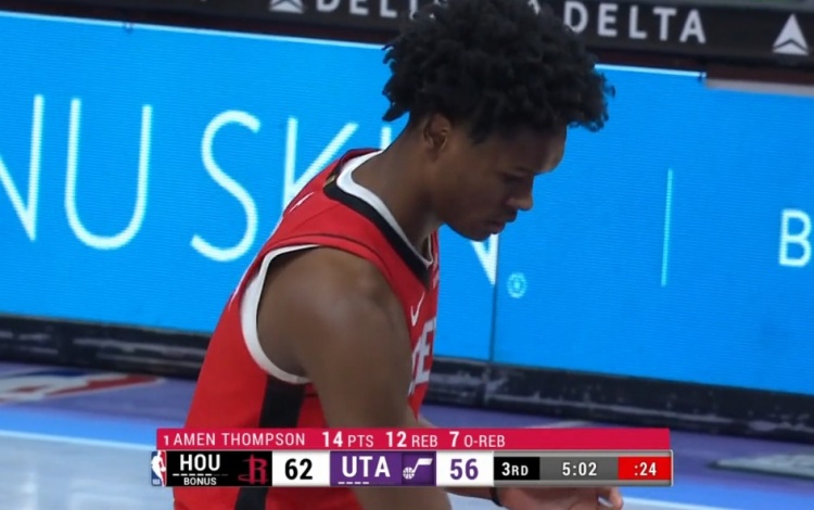 活力十足！阿门-汤普森两节半拿到14分12板 其中7前场板