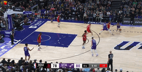 上来就送！乔治第四节刚上场就送火箭一个失误！已经6失误！