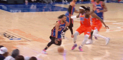 小心一点！布伦森突破疑似崴脚&坐地有些痛苦 但无大碍继续比赛！