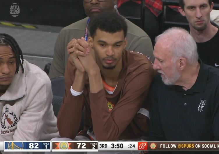 爱徒！每次文班一下场 波波老爷子就要拉着他聊两句！